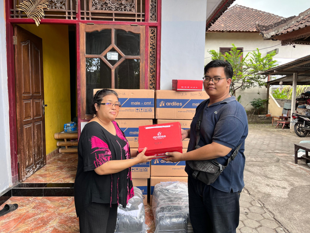 Kader Posyandu Banjar Tuka Menerima Pakaian dan Sepatu Lansia Oleh Pengiriman BUM Desa Dalung